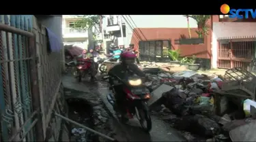 Seperti kendaraan roda yang terpaksa melewati jalan tersebut harus bergantian dan akses jalan pun tersendat.