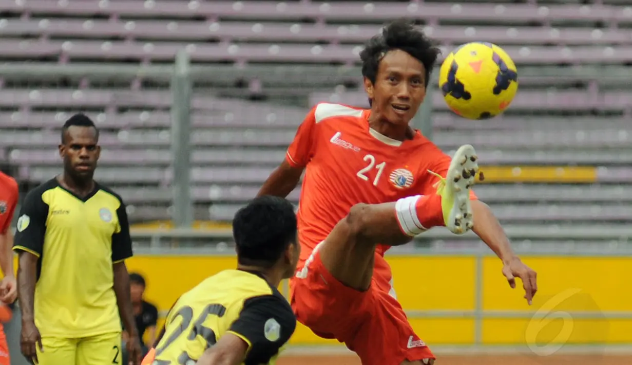 Gelandang Persija Jakarta, Amarzukih (kanan) mencoba menguasai bola atas saat berlaga melawan Martapura FC di Stadion GBK Jakarta, Selasa (6/1/2015). Persija unggul 2-1 atas Martapura FC. (Liputan6.com/Helmi Fithriansyah)