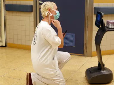 Petugas medis Israel menguji sebuah robot Temi di Sheba Medical Center dekat Tel Aviv, Israel, (12/5/2020). Robot Temi ini yang dikembangkan oleh sebuah perusahaan Israel. (Xinhua/Gil Cohen Magen)