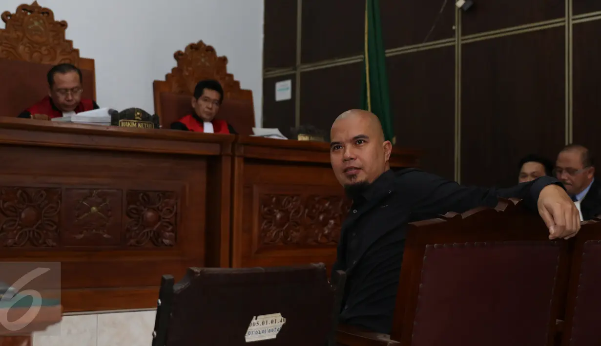Musisi Ahmad Dhani saat menghadiri sidang lanjutan kasus pencemaran nama baik yang dilakukan Farhat Abbas di Pengadilan Negeri Jakarta Selatan, Kamis (19/11). Sidang hari ini menghadirkan Ahmad Dhani sebagai saksi. (Liputan6.com/Herman Zakharia)
