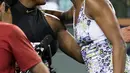 Venus Williams (kanan) memeluk Serena Williams usai memenangkan pertandingan dalam turnamen tenis BNP Paribas Open Open di Indian Wells Tennis Garden, California (12/3). Venus Williams menang 6-3, 6-4 atas Serena Williams. (AP Photo / Crystal Chatham)