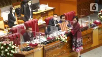 Pimpinan DPR menerima berkas tanggapan pemerintah dari Menteri Keuangan Sri Mulyani (kanan) saat rapat paripurna DPR Ke-10 masa Persidangan II Tahun Sidang 2021-2022 di Kompleks Parlemen, Senayan, Jakarta, Selasa (7/12/2021). (Liputan6.com/Angga Yuniar)