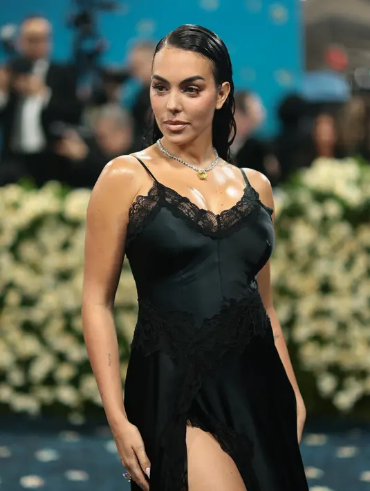 Georgina Rodriguez tampil memukau dengan kalung yang menampilkan berlian kuning berbentuk bantal 30,47 karat dan berlian putih 47,46 karat yang dipasang pada emas putih 18 karat serta anting-anting yang menampilkan dua berlian kuning 3 karat berpotongan radiant yang dipasang pada emas kuning, keduanya dari Koleksi Haute Joaillerie. [dok.  Chopard]