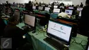 Sejumlah jurnalis menggunakan fasilitas komputer di Media Center KTT OKI, Jakarta, Minggu (6/2/2016). Media center berkapasitas 500 orang tersebut didukung konektivitas broadband internet 2 Gbps untuk 150 unit komputer. (Liputan6.com/Faizal Fanani)