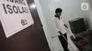 Anggota Lembaga Keswadayaan Masyarakat (LKM) membersihkan kamar isolasi COVID-19 di RW 05 Kelurahan Kuningan Barat, Jakarta, Kamis (27/8/2020). Ruang isolasi tersebut dilengkapi tempat tidur, lemari, hingga kamar mandi. (merdeka.com/Iqbal S. Nugroho)
