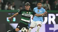 Gelandang Sporting Lisbon asal Uruguay Maximiliano Araujo berebut bola dengan gelandang Manchester City asal Brasil Savinho selama pertandingan sepak bola hari ke-4 fase liga Liga Champions UEFA antara Sporting Lisbon dan Manchester City di Jose Alvalade stadion di Lisbon pada 5 November 2024. PATRICIA DE MELO MOREIRA / AFP