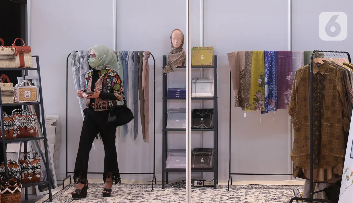 Pengunjung melihat produk yang di jual saat bazar Ramadhan Persatuan Istri Anggota di Lobby Nusantara III, Senayan, Jakarta, Selasa (19/4/2022). Bazar Ramadhan ini menampilkan berbagai produk UMKM binaan seperti Kaus, kebaya, batik, aksesoris, busana muslim.  (Liputan6.com/Angga Yuniar)