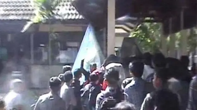 Tuntut Kampus Transparan, Mahasiswa Justru Saling Pukul