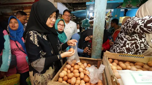 Bupati Banyuwangi Ipuk Fiestiandani bersama ribuan ASN di Banyuwangi borong pangan bergizi tangani stunting (Istimewa)
