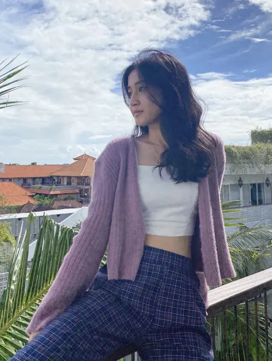 <p>Meski bukan menjadi pemenang di Indonesia Idol, namanya tak redup. Aura sebagai penyanyi pun semakin terpancar, dengan mengenakan tank top putih sebagai inner dan cardigan ungi sebagai pelengkap. Dipadu celana kotak-kotaknya. @keisyalevronka</p>