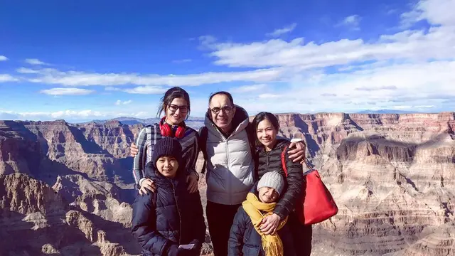 Beda Ibu, Ini 6 Potret Kompak Anak Bunga Zainal dan Kakak Sambungnya