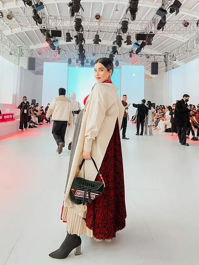 6 Potret Tasya Farasya Hadiri JFW 2023, Tetap Stylish di Usia Kehamilan 9 Bulan