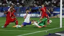 Kanada sendiri tidak banyak mengancam. Mereka fokus menjaga pertahanan solid dan coba mempertahankan bola selama mungkin ketika mendapatkannya. (ROMAIN PERROCHEAU / AFP)