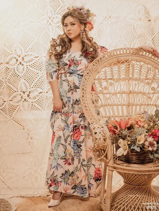 Maxi dress bernuansa floral yang digunakan membuat tubuh Audy terlihat lebih jenjang. Disertai aksen lengan puffy, membuat tampilannya terlihat lebih istimewa. (Foto: Audyitem/ Instagram)