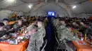 Tentara AS makan bersama untuk merayakan Thanksgiving di Donna, Texas, Kamis (22/11). Thanksgiving merupakan Hari Pengucapan Syukur yang jatuh pada Kamis ke-4 di bulan November. (Senior Airman Alexandra Minor/U.S. Air Force/Department of Defense via AP)