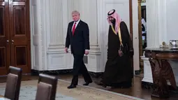 Presiden AS, Donald Trump dan Wakil Putra Mahkota Arab Saudi, Mohammed bin Salman menuju ruang makan resmi Gedung Putih, Selasa (14/3). Pertemuan dengan Mohammed merupakan yang pertama kalinya sejak Trump dilantik sebagai presiden. (NICHOLAS KAMM/AFP)