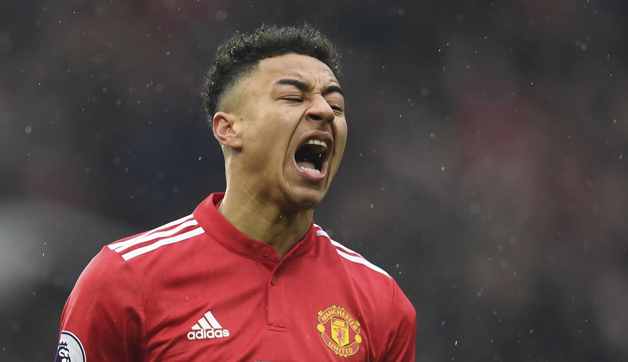 Jesse Lingard berencana untuk hengkang dari Manchester United karena jarang mendapatkan tempat untuk bermain. Hal tersebut membuat Newcastle dan West Ham berebut mendapatkan tanda tangannya. Sayang, winger 28 tahun tersebut gagal pindah usai pihak MU tak mengizinkannya. (AFP/Paul Ellis)