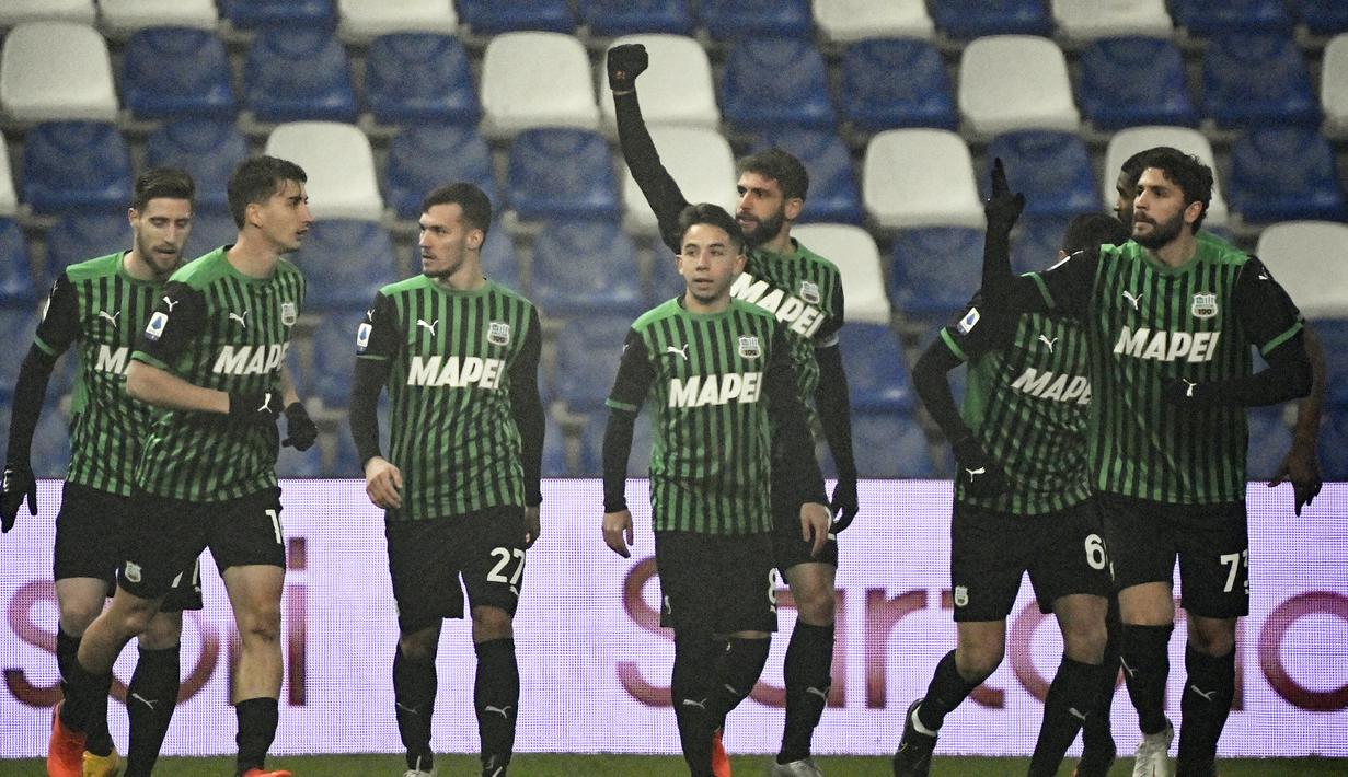 Para pemain Sassuolo merayakan gol yang dibuat striker Domenico Berardi (belakang) ke gawang Benevento, dalam laga lanjutan Liga Italia Serie A 2020/21 pekan ke-11 di Mapei Stadium, Jumat (11/12/2020). Sassuolo mengalahkan Benevento 1-0. (LaPresse via AP/Massimo Paolone)