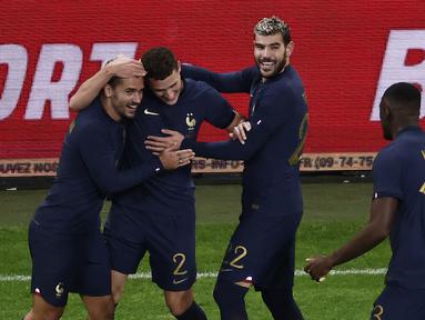 Bek Prancis #02 Benjamin Pavard (Kiri) merayakan bersama rekan satu timnya setelah mencetak gol ke gawang Skotlandia pada laga persahabatan di Decathlon Arena, Rabu (18/10/2023) dini hari WIB. (Sameer Al-Doumy / AFP)