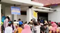 Warga Tanjung Satai pun berbondong-bondong datang untuk mendapatkan kesehatan cuma-cuma yang ditangani dokter umum dan dokter spesialis.