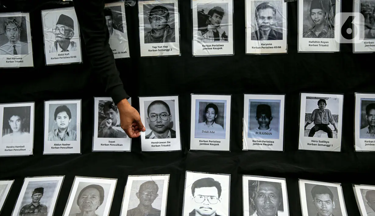 Foto para korban pelanggaran HAM ditampilkan saat anggota Jaringan Solidaritas Korban untuk Keadilan (JSKK) melakukan Aksi Kamisan ke-795 di seberang Istana Merdeka, Jakarta, Kamis (16/11/2023). (Liputan6.com/Faizal Fanani)