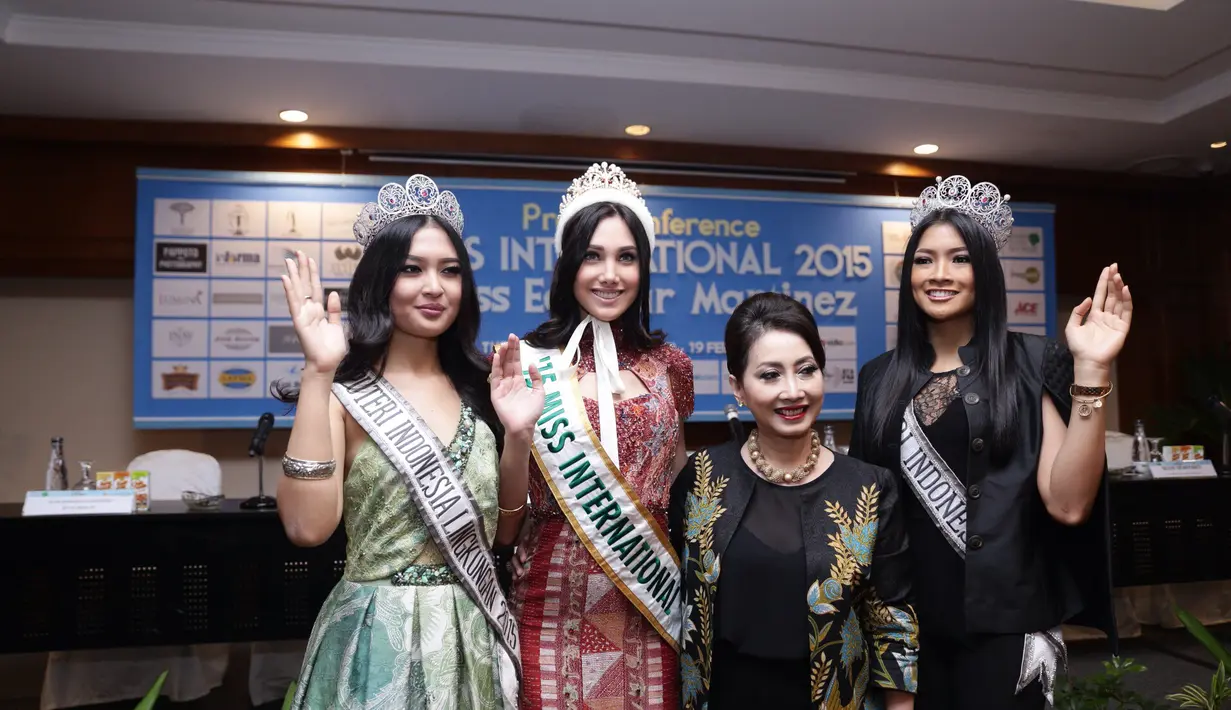 Bersama Puteri Indonesia, Miss International 2015 menyatakan sangat senang ketika bisa mengenal Indonesia beserta budayanya. Ditambah lagi respon masyarakat Indonesia yang sangat ramah dan bersahabat. (Andy Masela/Bintang.com)