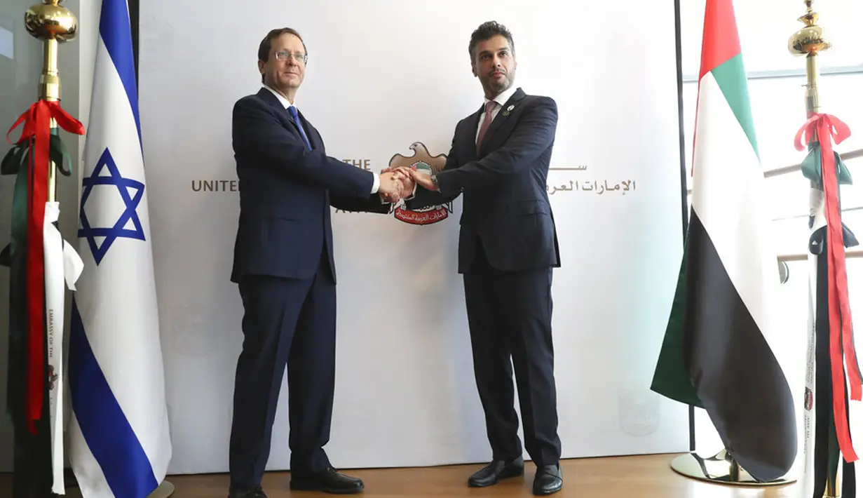 Presiden Israel Isaac Herzog (kiri) berjabat tangan dengan Duta Besar Uni Emirat Arab (UEA) untuk Israel Mohamed Al Khaja saat upacara pembukaan Kedutaan Besar UEA di Tel Aviv, Israel, Rabu (14/7/2021). UEA secara resmi membuka kedutaannya di Israel. (AP Photo/Ariel Schalit)