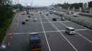 Sejumlah kendaraan memasuki kawasan gerbang tol Cibubur Utama, Jakarta, Jumat (8/9). Pasca perubahan sistem transaksi jalan tol Jagorawi menjadi sistem terbuka atau satu tarif, arus lalu lintas terlihat lebih lancar. (Liputan6.com/Helmi Fithriansyah) 