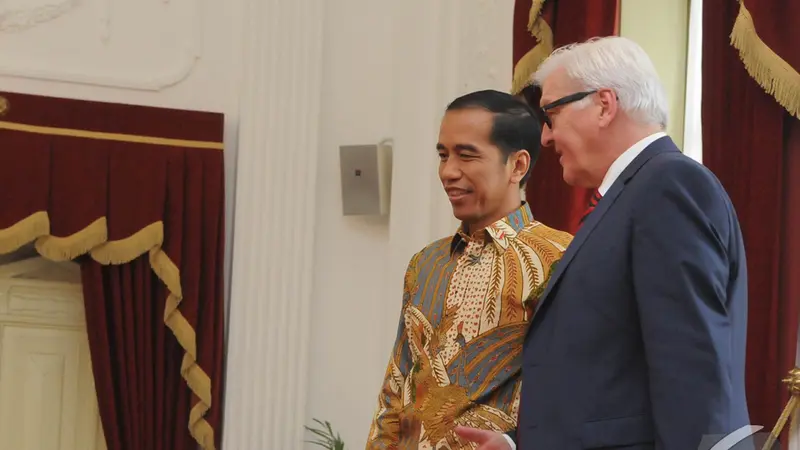 Batik Jokowi Saat Temui Menlu Jerman