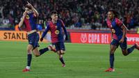 Bek Barcelona asal Spanyol Pau Cubarsi (kiri) merayakan gol kedua mereka selama pertandingan leg pertama semifinal Copa del Rey (Piala Raja) antara FC Barcelona dan Club Atletico de Madrid di Estadi Olimpic Lluis Companys di Barcelona, ​​pada 25 Februari 2025.LLUIS GENE / AFP