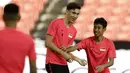 Pemain Singapura, Jacob Mahler, bercanda dengan Nazrul Nazari, saat latihan jelang laga Piala AFF 2018 di Stadion Nasional, Singapura, Kamis (8/11). Singapura akan melawan Timnas Indonesia. (Bola.com/M. Iqbal Ichsan)