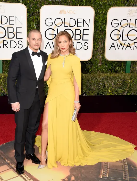 Aktris dan penyanyi Jennifer Lopez  ditemani sang kekasih, Casper Cerdas menghadiri ajang bergengsi Golden Globe Awards 2016 di Beverly Hilton Hotel, California, Minggu (10/1). (Jason Merritt/Getty Images/AFP)