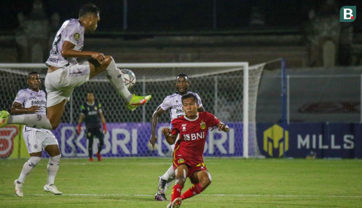 Paruh kedua Bali United langsung tancap gas. Beberapa kali pemain Serdadu Tridatu mengancam pertahanan Bhayangkara The Guardian yang tidak diperkuat pemain andalan mereka. (Bola.com/Maheswara Putra)