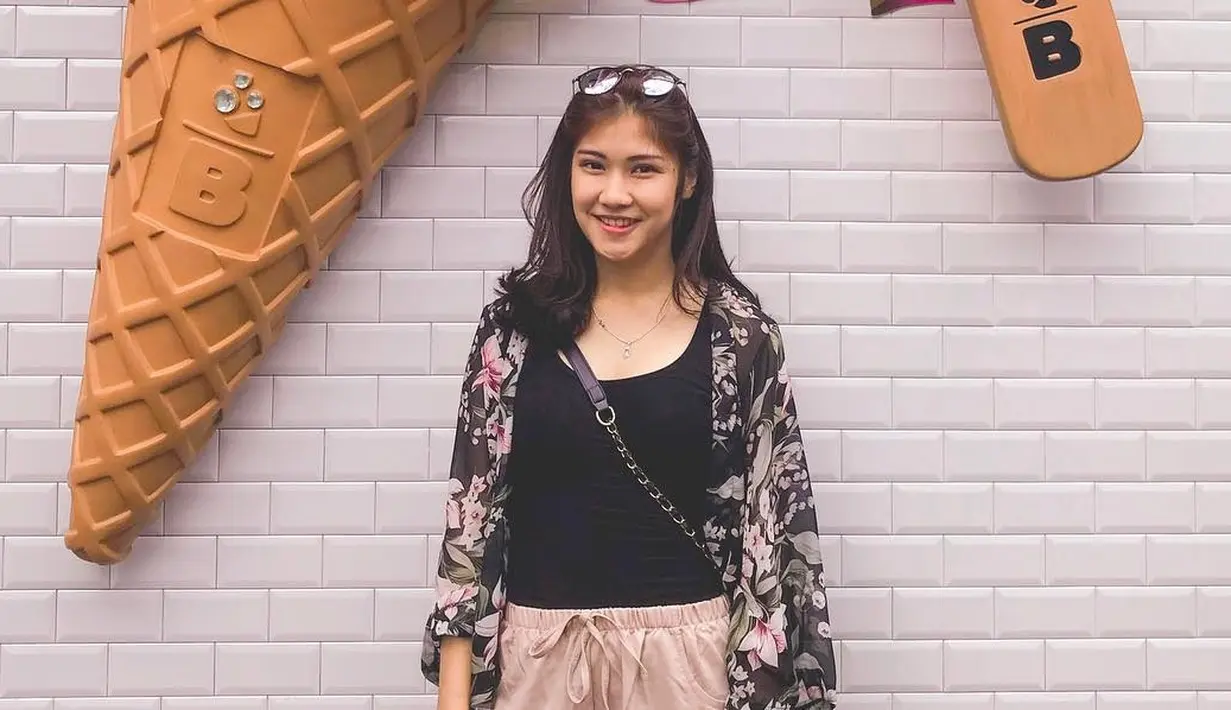 Pada akun Instagramnya, Olivia sering mengunggah kegiatan sehari-harinya sebelum masuk MasterChef Indonesia. Ia sering kali tampil dengan gaya kasual memakai pakaian berwarna hitam dan outer tipis berwarna senada. (Liputan6.com/IG/@olivia.mci8)
