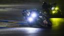 Pembalap Kawasaki Webike Trickstar, Roman Ramos Alvaro (kiri) dan pembalap Yoshimura Sert Motul, Etienne Masson berkompetisi dalam ajang 24 Hours of Le Mans yang berlangsung di Sirkuit Bugatti, Prancis, 19 April 2026 waktu setempat. (AFP/Julien De Rosa)