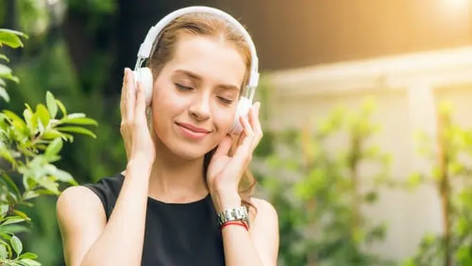 Mendengarkan Lagu yang Kamu Suka