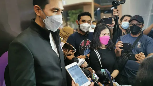 Darius Sinathrya di sela-sela acara buka puasa bersama Rans Cilegon FC di Prestige Image Motorcars, Pluit, Jakarta Utara, Minggu (2/5/2021).