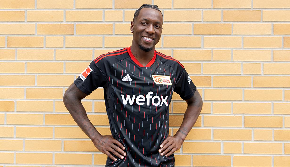 Sheraldo Becker. Striker Suriname berusia 27 tahun yang kini memasuki musim ke-4 bersama Union Berlin di Liga Jerman ini tampil mengejutkan di awal musim 2022/2023. Dari 7 laga yang telah dijalani, ia telah mencetak 6 gol dan sementara memuncaki daftar top skor. Ia berhasil mengungguli nama-nama beken seperti Sadio Mane dan Christopher Nkunku. (fc-union-berlin.de)