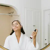 Skincare dapat membantu menjaga kulit dari efek buruk paparan polusi. (Foto: Unsplash/Kalos Skincare)