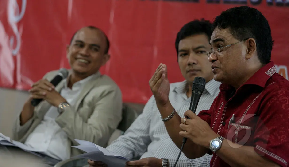 Ketua DPP PDIP, Andreas Pareira menjadi narasumber dalam rilis Survei dan Diskusi "Kinerja dan Komunikasi Menteri Jokowi: Publik Tahu atau Tidak ?" di Jakarta (11/5/2015). Diskusi memaparkan kinerja para menteri Kabinet Kerja. (Liputan6.com/Faizal Fanani)
