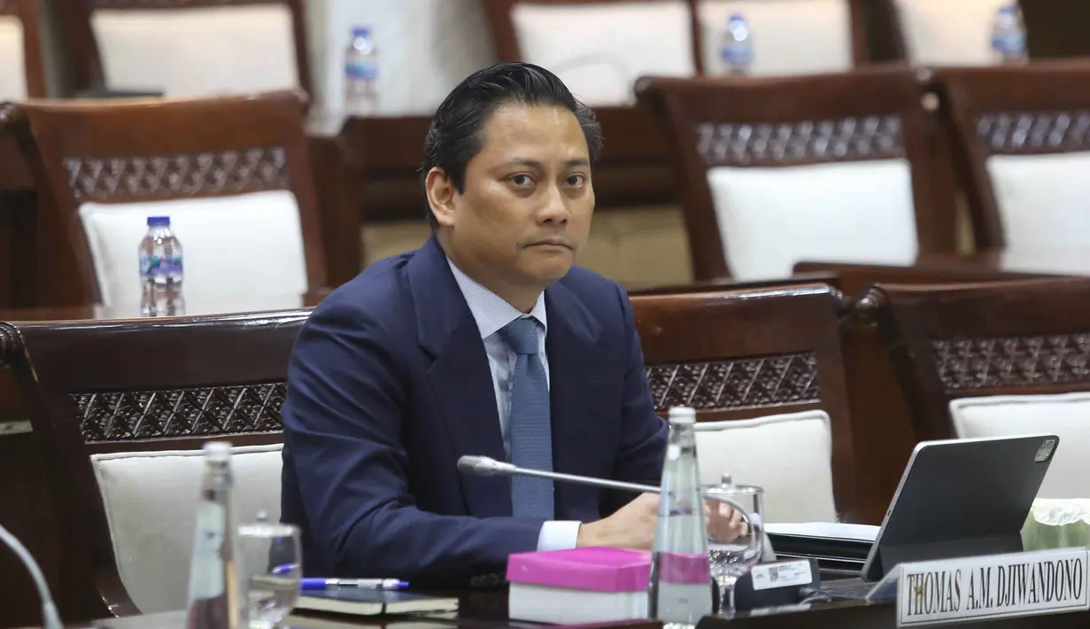 Keputusan ini diambil dalam rapat internal Komisi XI DPR RI setelah dilakukan uji kelayakan dan kepatutan (fit and proper test). Tampak dalam foto, Wakil Menteri Keuangan yang juga Calon Deputi Gubernur Bank Indonesia, Thomas Djiwandono bersiap mengikuti uji kelayakan dan kepatutan di ruang Komisi XI Dewan Perwakilan Rakyat Republik Indonesia di Kompleks Parlemen, Senayan, Jakarta, Senin (26/1/2026). (Merdeka.com/Arie Basuki)
