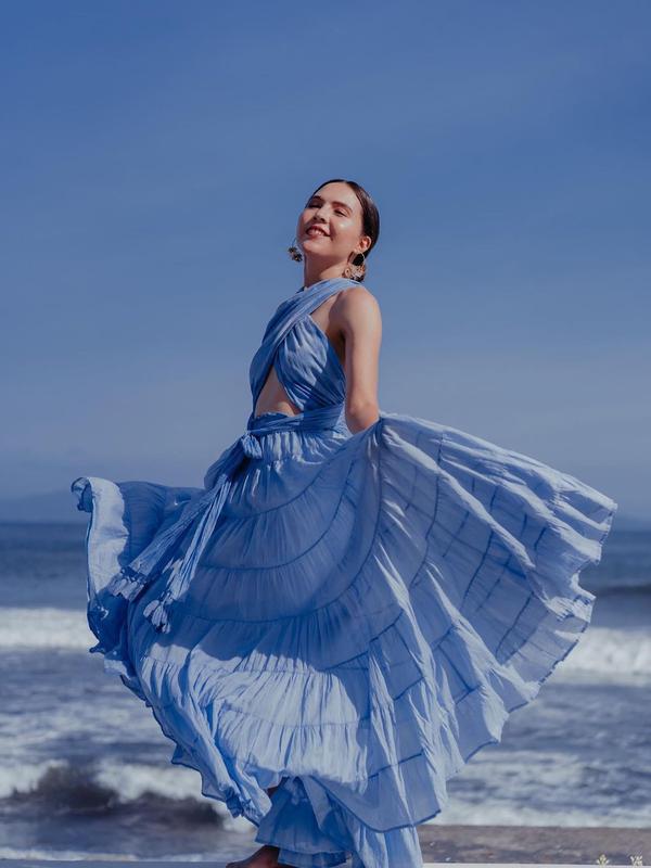 Gaya Pemotretan Olivia Jensen di Pinggir Pantai Bernuansa Biru. (Sumber: Instagram/oliviajensen)