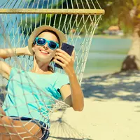 Kualitas smartphone memiliki pengaruh besar untuk menjadikan liburanmu menyenangkan. Apa saja yang diperlukan? (foto: shutterstock.com)