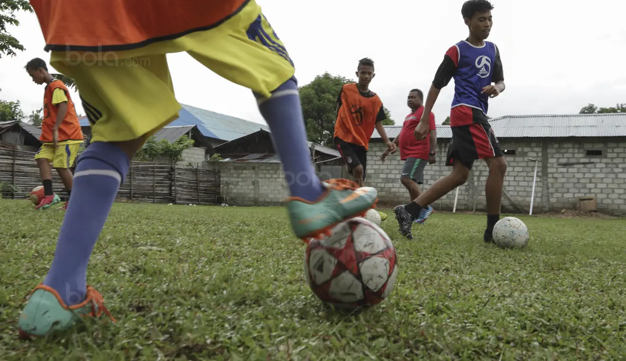 Sebanyak 12 anak yang terpilih seleksi Liga Remaja UC News berlatih di Ambon, Lapangan Masariku Yonif 733, Maluku, Kamis (30/11/2017). Para pesepak bola muda ini akan mengikuti pelatihan ke Jakarta. (Bola.com/Vitalis Yogi Trisna)
