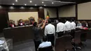 Para saksi diambil sumpah saat mengikuti sidang lanjutan dengan terdakwa Jero Wacik di Pengadilan Tipikor, Jakarta, Senin (16/11/2015). Pemred Indopos, Mohammad Noer Sadono alias Don Kardono mangkir dalam sidang tersebut. (Liputan6.com/Helmi Afandi)