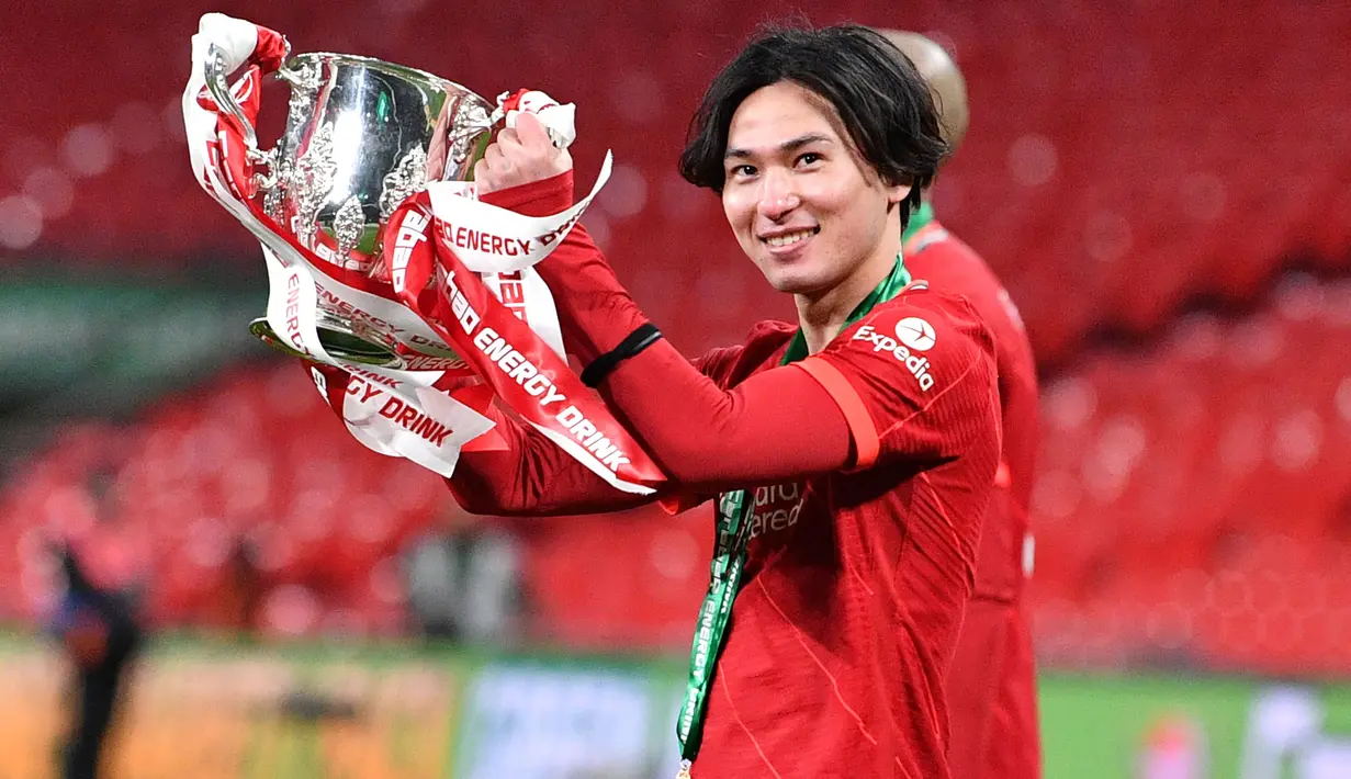 Sayap kiri Jepang, Takumi Minamino yang kini tengah menjalani musim kedua bersama klub Ligue 1, AS Monaco menjadi pemain Asia keempat yang pernah menjuarai Piala Liga Inggris. Ia meraihnya bersama Liverpool yang dibelanya selama 2,5 musim mulai tengah musim 2019/2020 hingga akhir musim 2021/2022. Trofi Piala Liga Inggris diraihnya pada musim 2021/2022 setelah di laga final mengalahkan Chelsea melalui adu penalti 11-10 (0-0). (AFP/Justin Tallis)