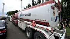 Petugas kepolisian melakukan identifikasi truk tangki Pertamina seusai diamankan dari pendemo di Lapangan Monas, Jakarta, Senin (18/3). Dua truk tangki milik Pertamina berisi biosolar tersebut mengalami sejumlah kerusakan. (merdeka.com/Iqbal S. Nugroho)