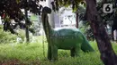Kondisi patung dinosaurus di Taman Martha Tiahahu yang terbengkalai di kawasan Blok M, Jakarta Selatan, Selasa (17/11/2020). Taman yang berdiri sejak 1948 tersebut kini kondisinya terbengkalai, dengan sampah dan rumput liar yang tumbuh hampir di seluruh sudut taman. (Liputan6.com/Immanuel Antonius)
