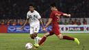 Bek Timnas Indonesia, Gavin Kwan, berusaha mengirim umpan saat melawan Timor Leste pada laga Piala AFF 2018 di SUGBK, Jakarta, Selasa (13/11). Indonesia menang 3-1 atas Timor Leste. (Bola.com/Yoppy Renato)