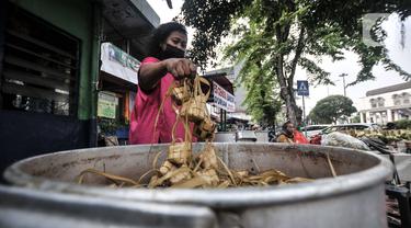 Tradisi Berjualan Ketupat Siap Saji Jelang Lebaran